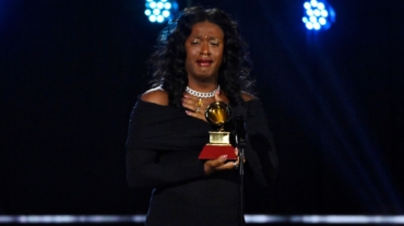 LAS VEGAS, NEVADA - NOVEMBER 17: Liniker accepts the Best MBP Album award for "Indigo Borboleta Anil" onstage during the Premiere Ceremony for The 23rd Annual Latin Grammy Awards on November 17, 2022 in Las Vegas, Nevada. (Photo by David Becker/Getty Images for The Latin Recording Academy)